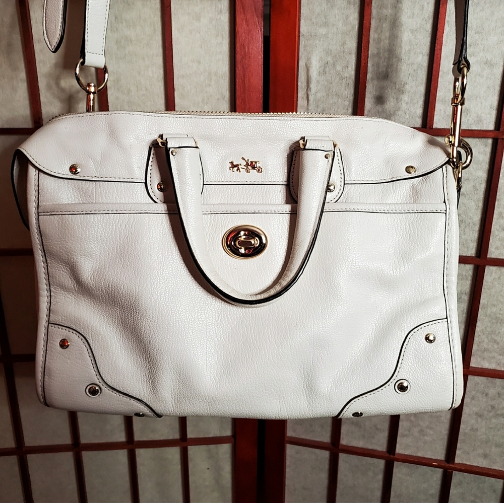EUC COACH white leather large purse. W/dustbag.